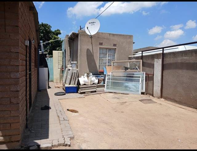 9 BEDROOM HOUSE FOR SALE IN OLIEVENHOUTBOSCH